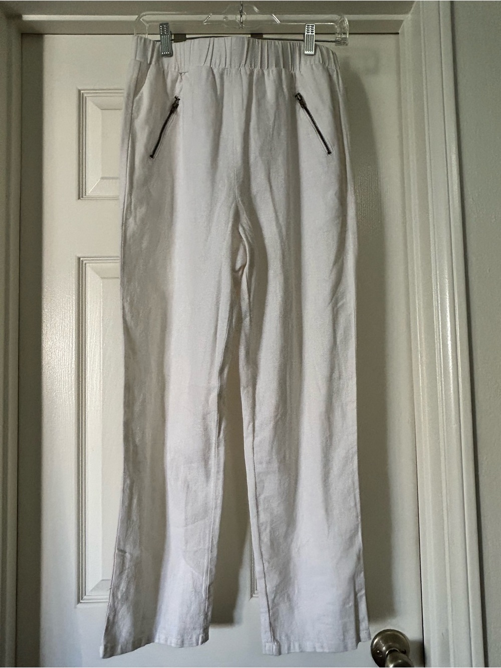 Woman’s White Elastic Waist Pants with Zip Pockets. 51% linen.